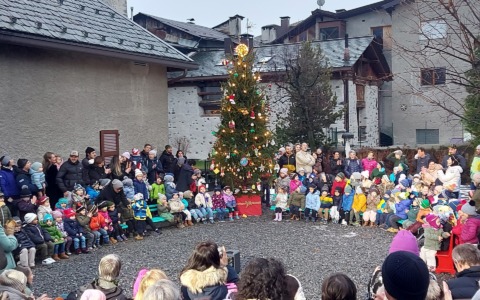 I bambini della materna in marcia per la pace