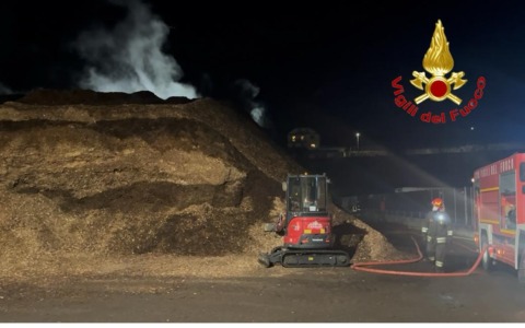 Incendio a Villa di Tirano: in fiamme deposito di cippato