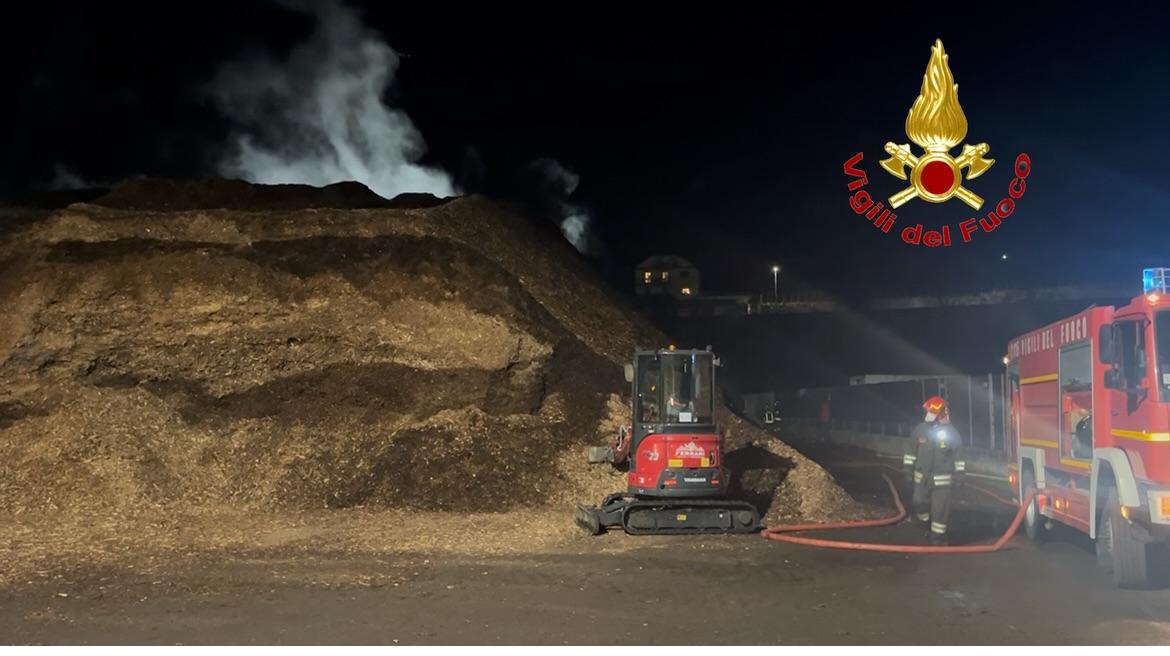 Incendio a Villa di Tirano: in fiamme deposito di cippato