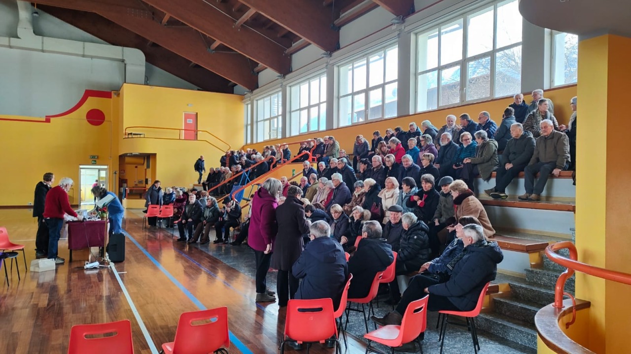 Anziani da tutta l’Alta Valtellina per la festa degli auguri di Natale