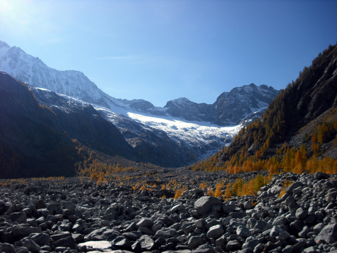 “Uomini e Pietre”, in città una mostra tra storia, materia e identità