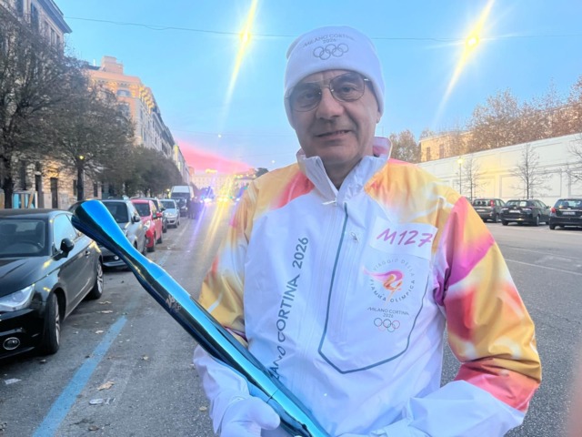 Marco Bonat porta la Fiamma Olimpica a Roma: la Valtellina protagonista nel viaggio verso Milano Cortina 2026