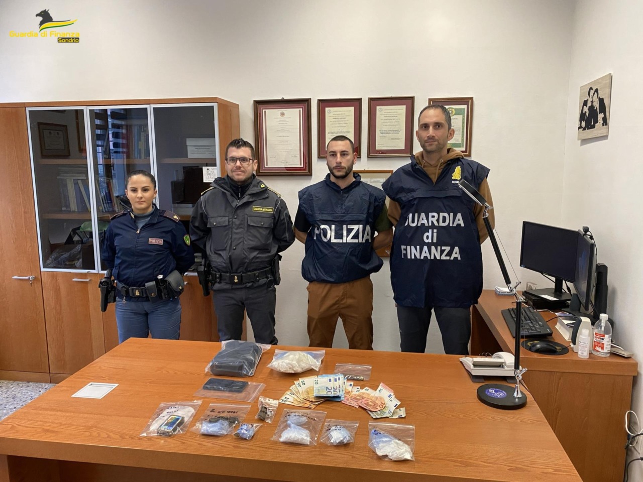 Spaccio nei boschi della Valtellina: scatta il blitz all’alba, due arresti e droga sequestrata