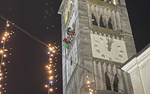 E i Babbi Natale scendono dal campanile