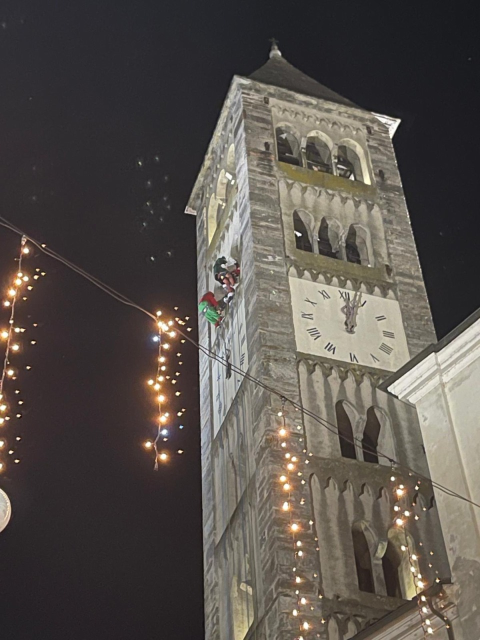 E i Babbi Natale scendono dal campanile
