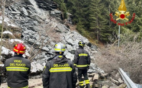 Frana a Semogo, nessun coinvolto: strada interrotta – LE FOTO