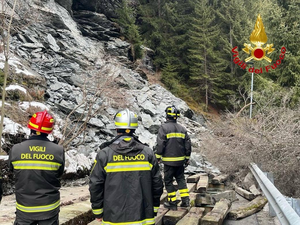 Frana a Semogo, nessun coinvolto: strada interrotta – LE FOTO