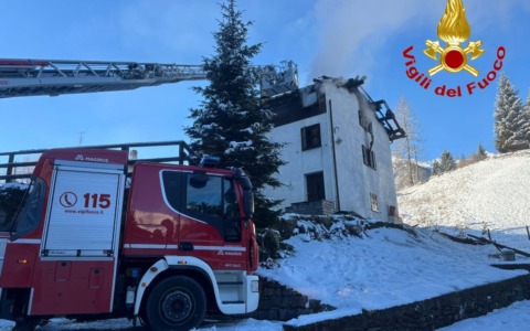 Incendio nella notte a Campodolcino: casa in fiamme, maxi intervento dei soccorsi