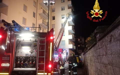 Incendio in un appartamento: inquilino in ospedale, salvato il gatto