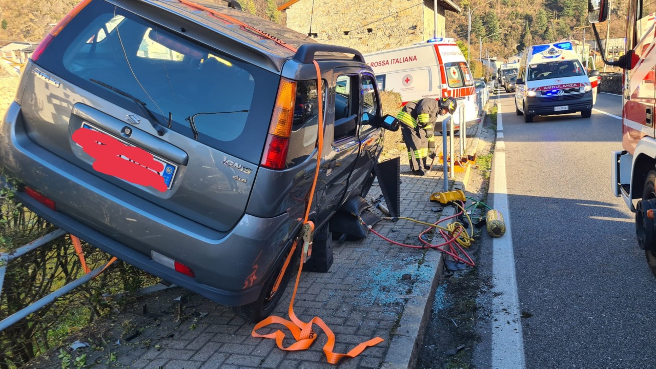Paura a Novate Mezzola, auto fuori strada