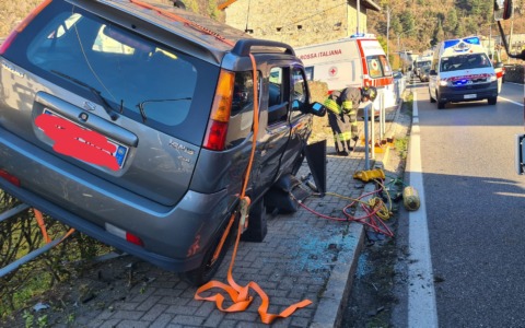 Paura a Novate Mezzola, auto fuori strada
