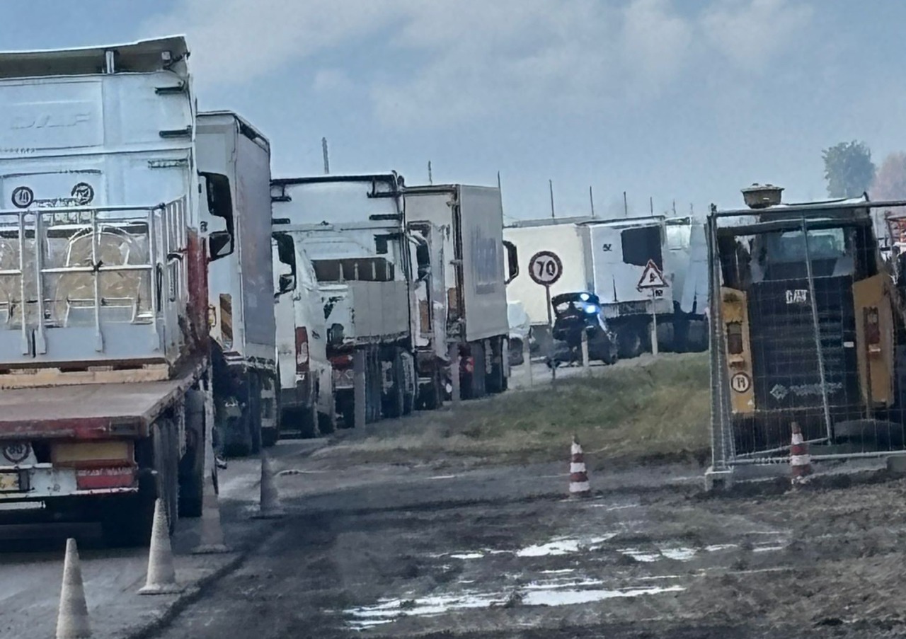 Incidente con mezzi pesanti, traffico in tilt sulla Statale 38