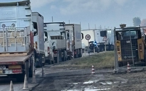 Incidente con mezzi pesanti, traffico in tilt sulla Statale 38