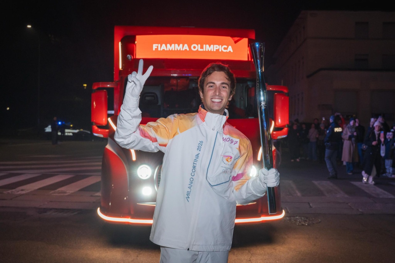 La Fiamma Olimpica attraversa la Lombardia: da Livigno a Lecco un viaggio di sport, musica e condivisione