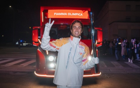 La Fiamma Olimpica attraversa la Lombardia: da Livigno a Lecco un viaggio di sport, musica e condivisione