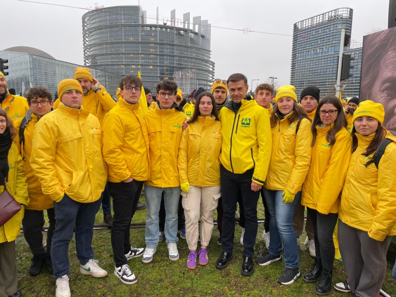 Agricoltori di Valtellina e Valchiavenna per protesta in piazza a Strasburgo