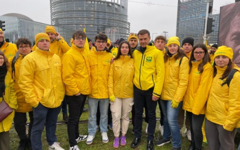 Agricoltori di Valtellina e Valchiavenna per protesta in piazza a Strasburgo