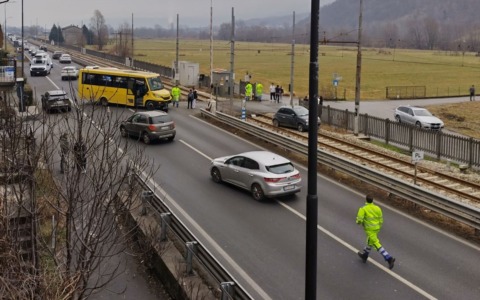 Incidente sulla Statale 38 a Colorina: auto finisce sui binari