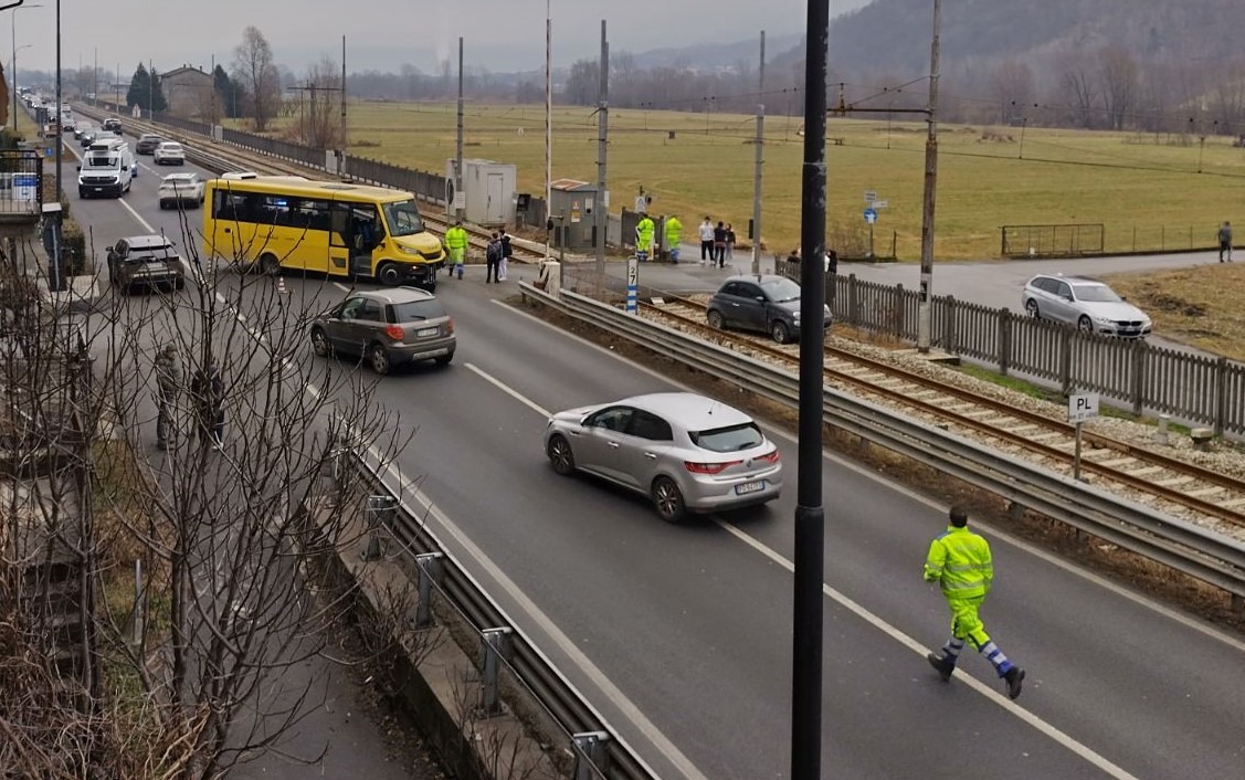Incidente sulla Statale 38 a Colorina: auto finisce sui binari