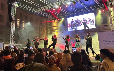 Il freddo non ferma la festa: Sondrio saluta il 2025 con una piazza gremita