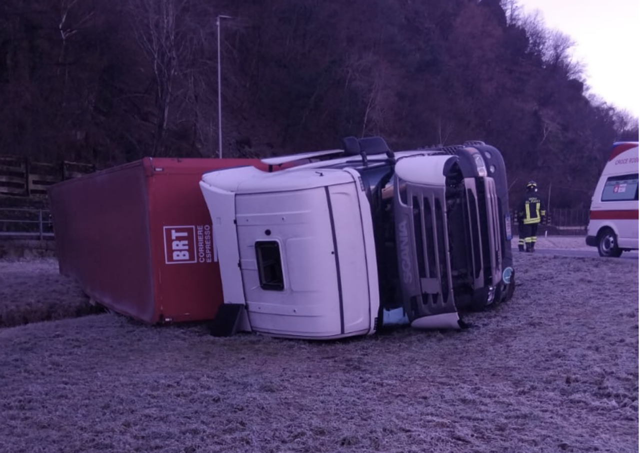 Forcola: camion finisce fuori strada