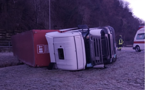 Forcola: camion finisce fuori strada