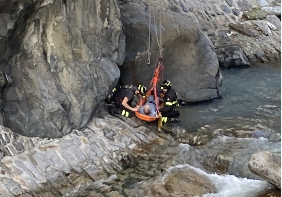 Chiavenna, cade dal ponte sul Mera: uomo miracolosamente illeso