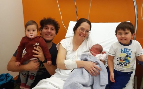 Capodanno tra fiocchi rosa e azzurri: Susie inaugura il 2026, Christian chiude il 2025