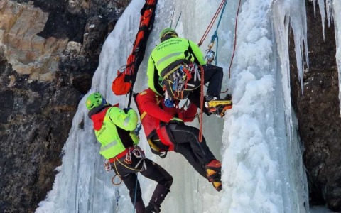 Soccorso Alpino, esercitazione su cascate di ghiaccio in Val Gerola: addestramento invernale per la XIX Delegazione Lariana