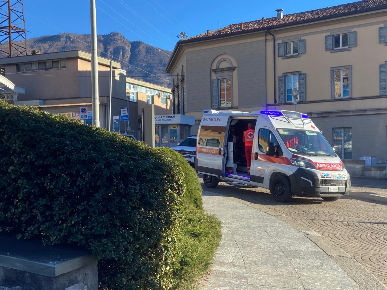 Terrore sul treno dalla Valtellina: passeggero aggredito con un coltello