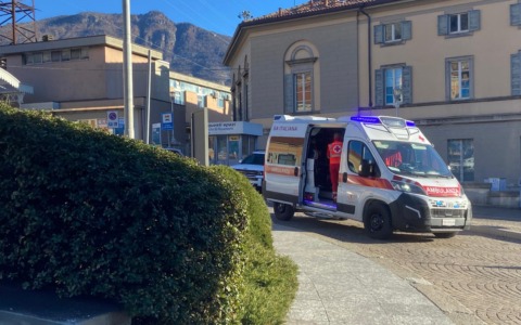 Terrore sul treno dalla Valtellina: passeggero aggredito con un coltello