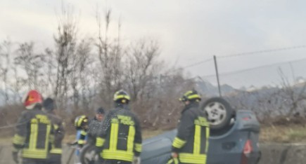 Un’auto si ribalta sulla Statale