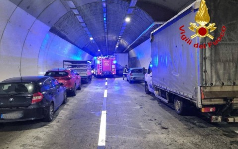S’incendia un camion in galleria sulla Statale 36