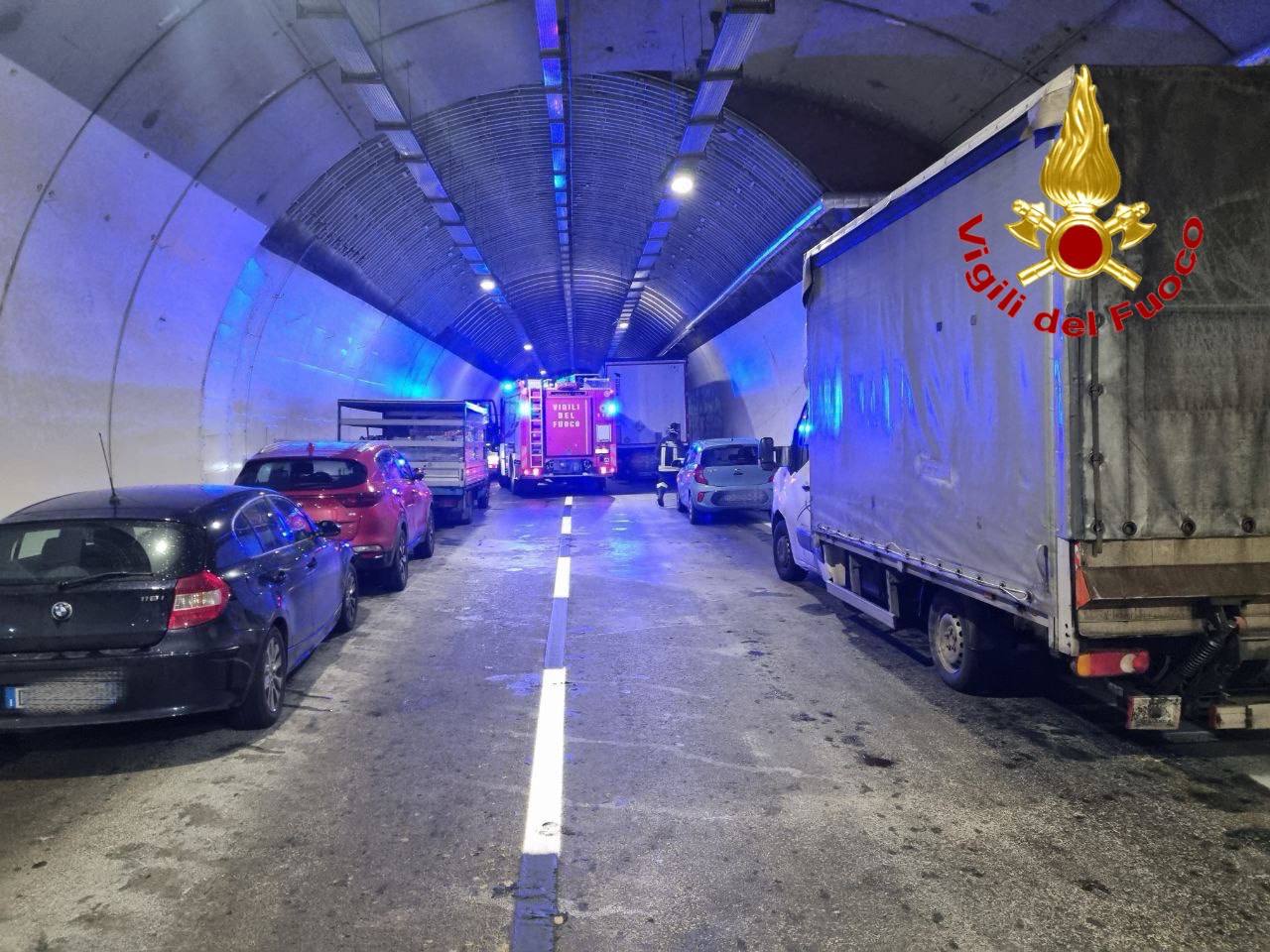 S’incendia un camion in galleria sulla Statale 36