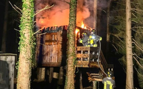 Sauna esterna prende fuoco: paura a Colico