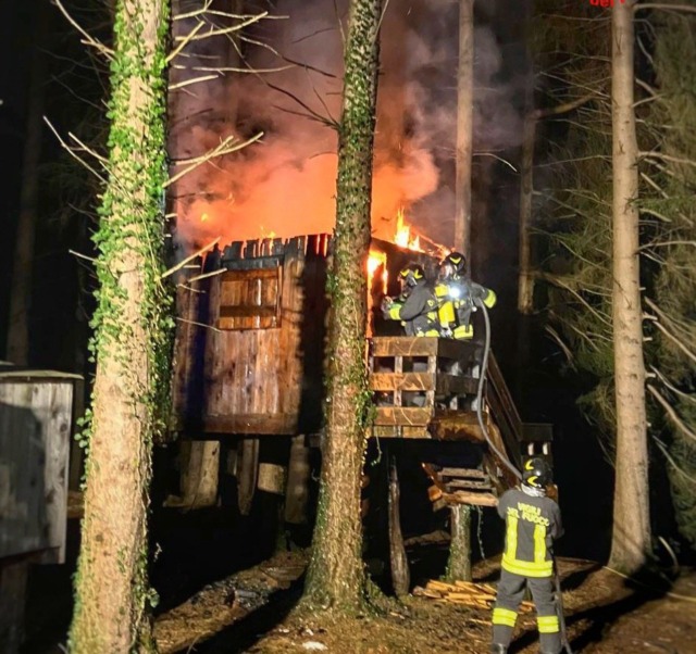 Sauna esterna prende fuoco: paura a Colico