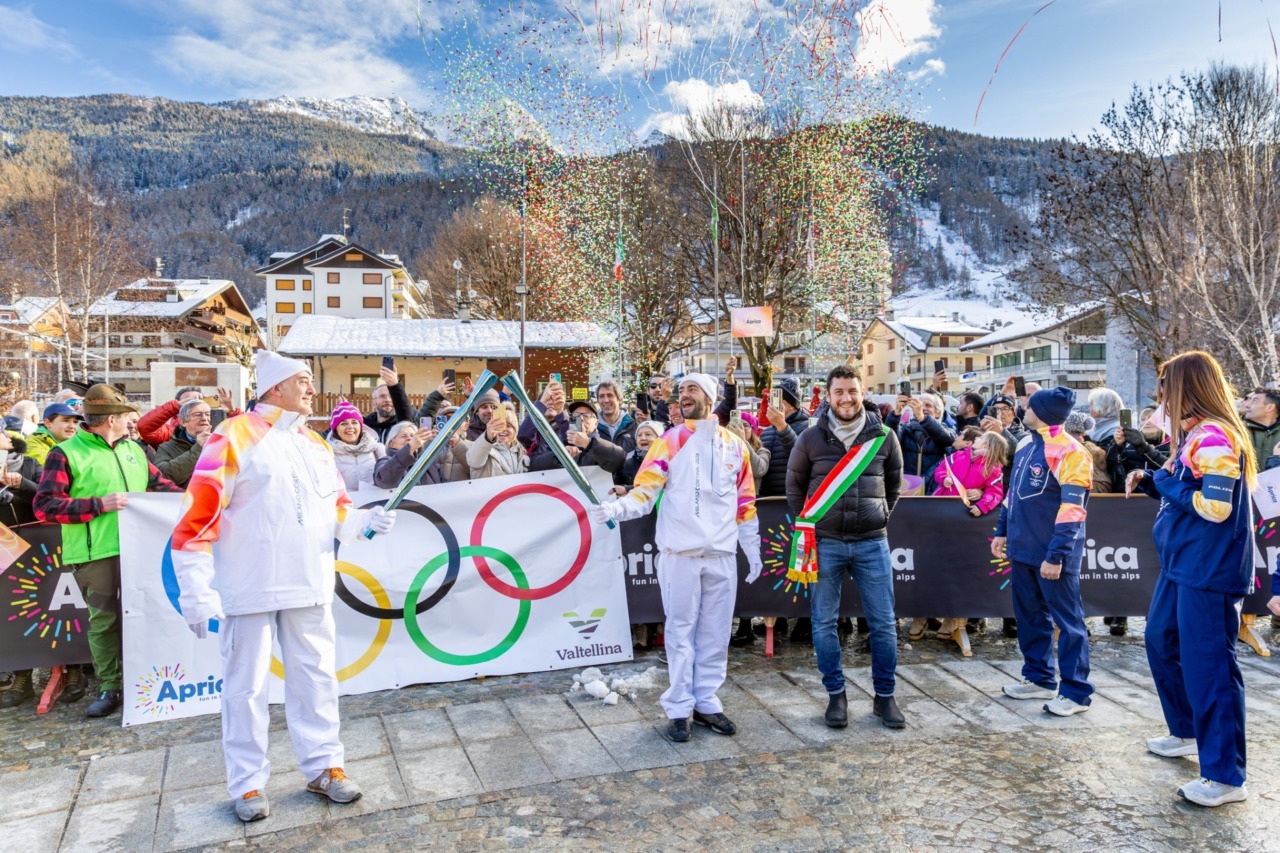 La fiamma olimpica emoziona la comunità