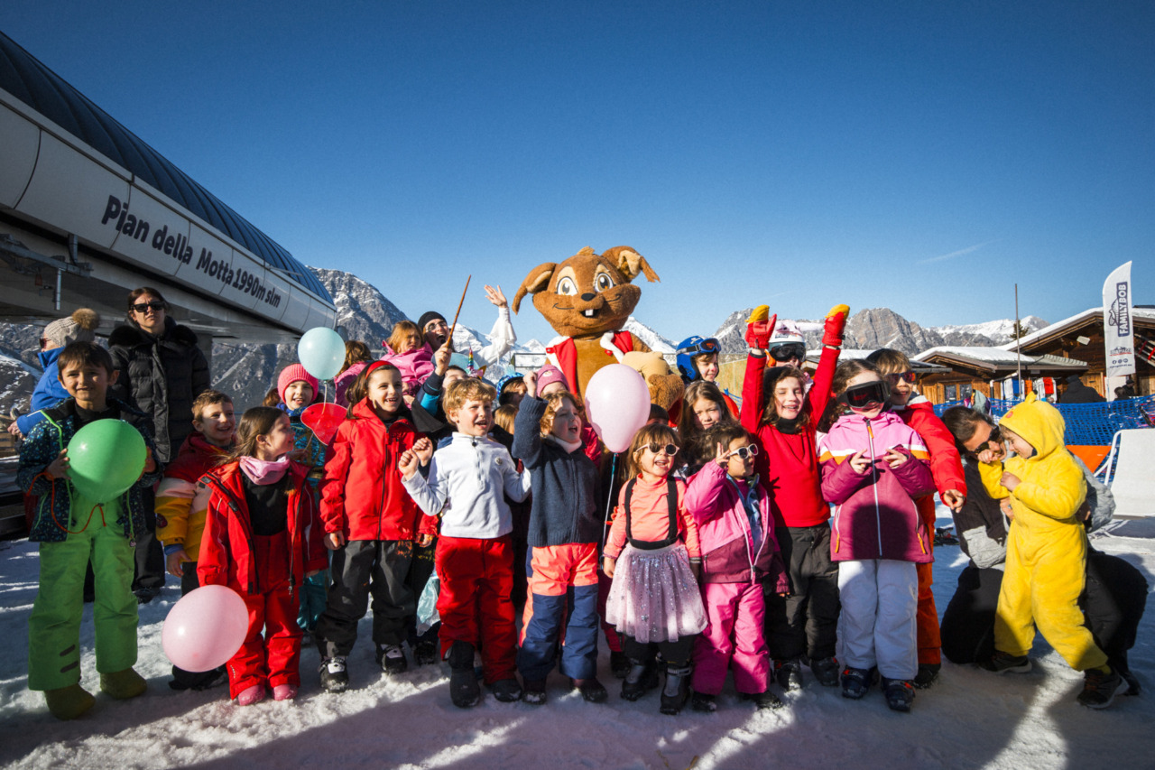 Animazione, musica e sciata in maschera: arriva il Carnevaldidentro sulla neve