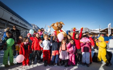 Animazione, musica e sciata in maschera: arriva il Carnevaldidentro sulla neve
