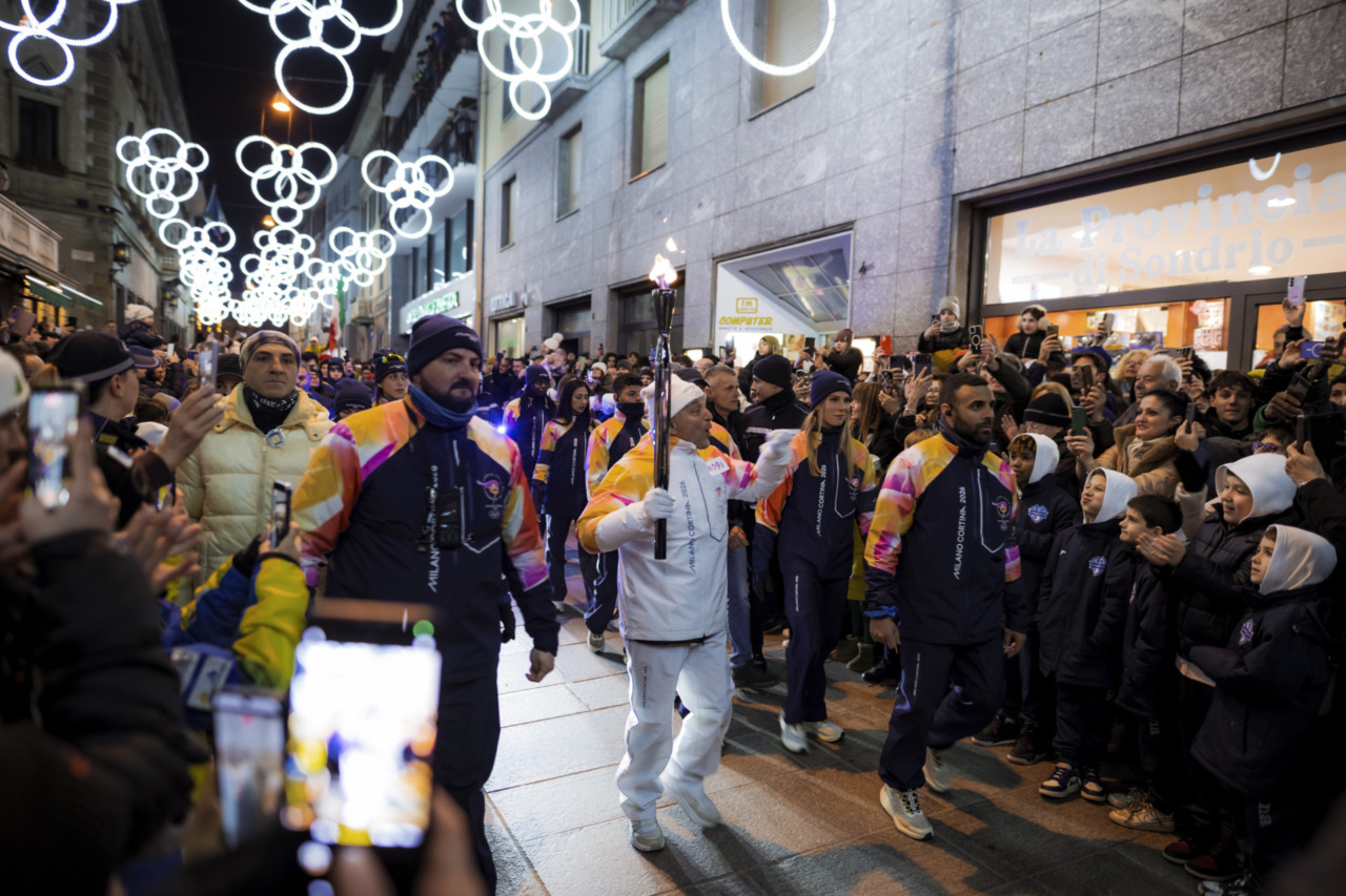 Olimpiadi 2026, Sondrio in festa: la fiamma olimpica accende piazza Garibaldi