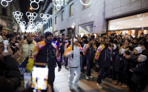 Olimpiadi 2026, Sondrio in festa: la fiamma olimpica accende piazza Garibaldi