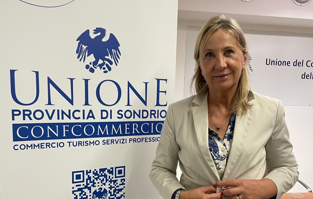 Milano Cortina 2026 sulle vetrine dei negozi della Valtellina: realizzata una nuova vetrofania