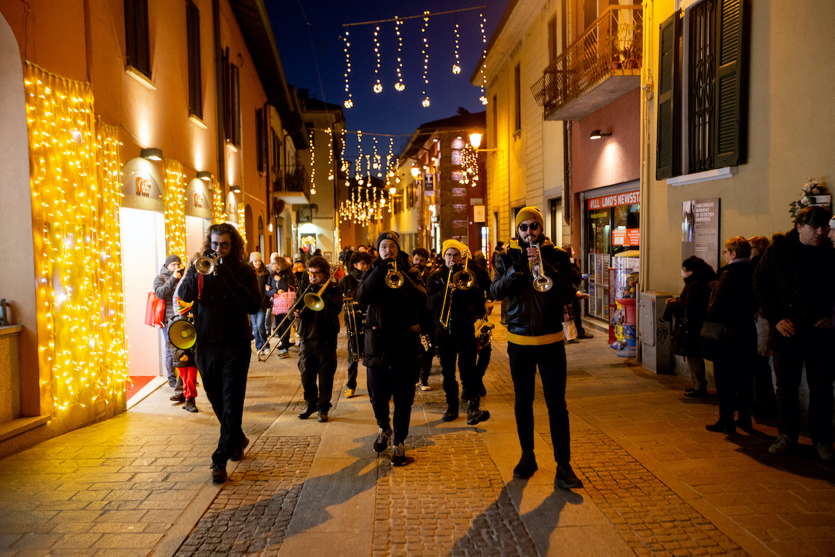 Tre giorni di eventi in Valtellina con Piano Olimpico: musica, danze, parate e performance a Morbegno e Teglio
