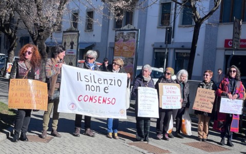 Presidio a Sondrio contro il DDL Bongiorno: “Fermiamo la riforma, difendiamo il consenso”