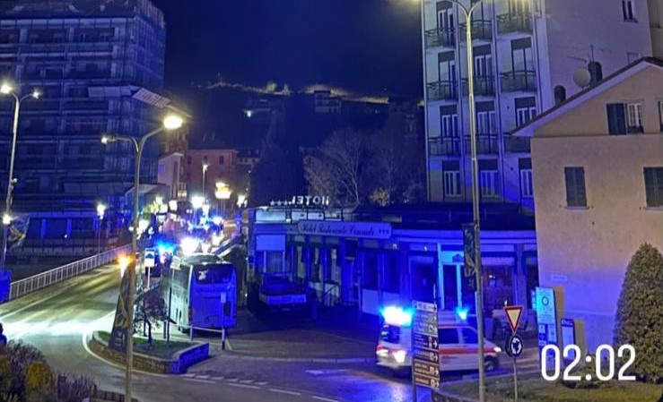 Ragazzo cade dal ponte nella notte, è grave