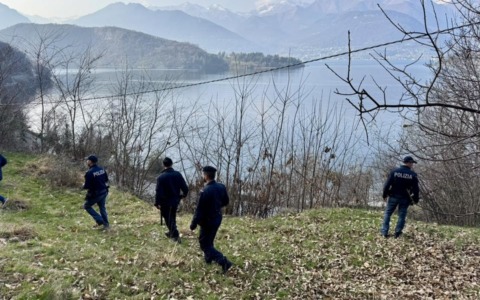 Zoffili (Lega) di nuovo nei boschi della droga: “Tornerò finché non sarà arrestato l’ultimo spacciatore. Ancora sassi contro volontari e agenti”