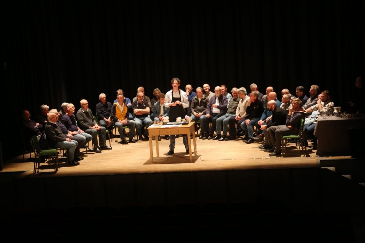 Canto Continuo è più di uno spettacolo: un vero intreccio di teatro, coralità, amicizia e memoria