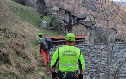 Si perdono in montagna, recuperati con l’elicottero