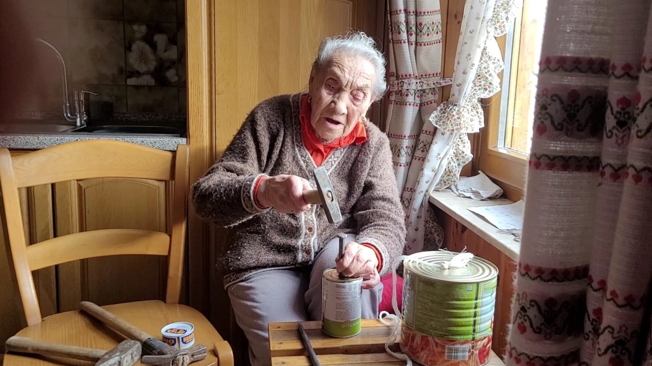 Il paese saluta la magliaia storica