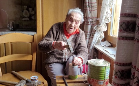 Il paese saluta la magliaia storica